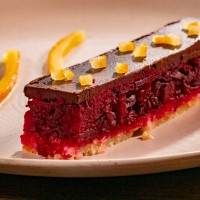 Авторски десерт с горгонзола пиканте и червено цвекло