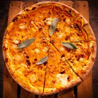 Сезонна пица с мус от тиква и кестени